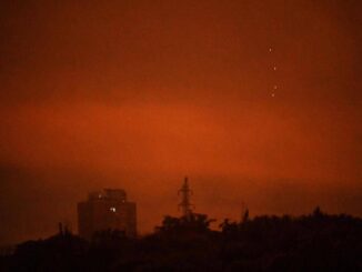 Ucraina pesante attacco russo con missili e droni incendi infiammano Kiev